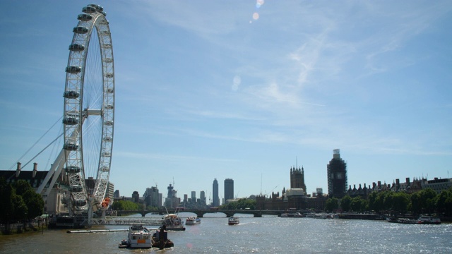 一个阳光明媚的日子，伦敦的泰晤士河视频素材