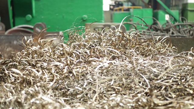 螺旋状的金属刨花，如金属车床上的碎片视频下载