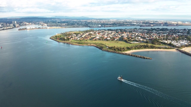 渔船进入澳大利亚新南威尔士州纽卡斯尔港航拍视频素材