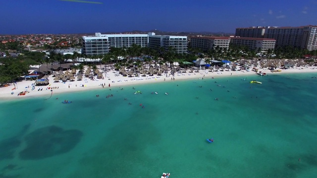 阿鲁巴岛海岸的鸟瞰图及其美丽的海滩和酒店视频下载