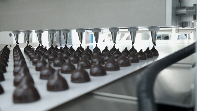 巧克力棒生产-食品工业流程。生产线上有很多巧克力视频素材