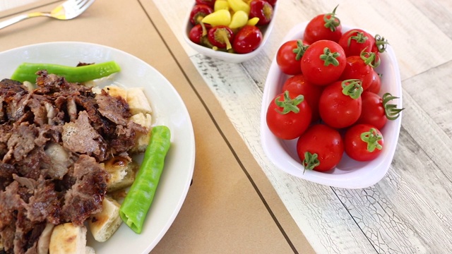 土耳其传统食物烤肉串“餐桌上的烤肉”视频素材