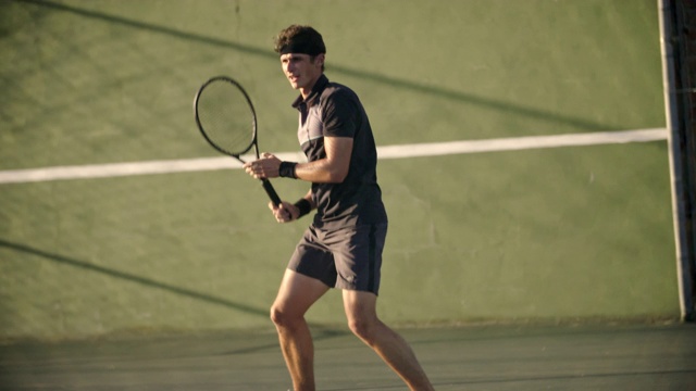 在硬地上打球的网球运动员视频素材