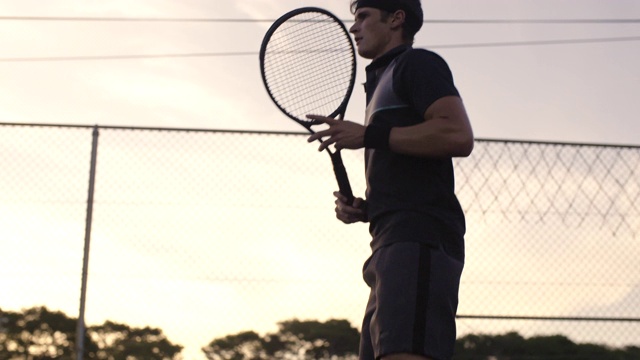 网球运动员正手击球的完美视频素材