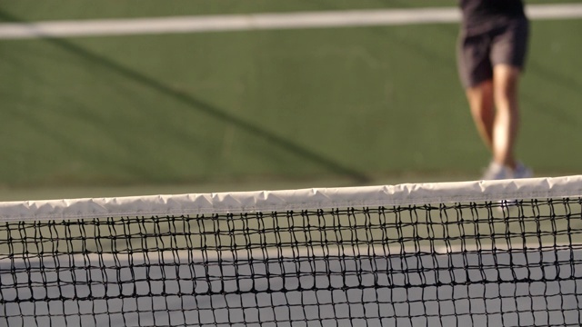 网球运动员在硬地练习正手视频素材