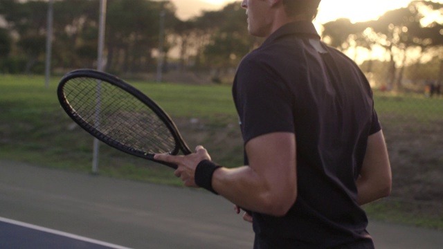 网球运动员从底线练习正手视频素材