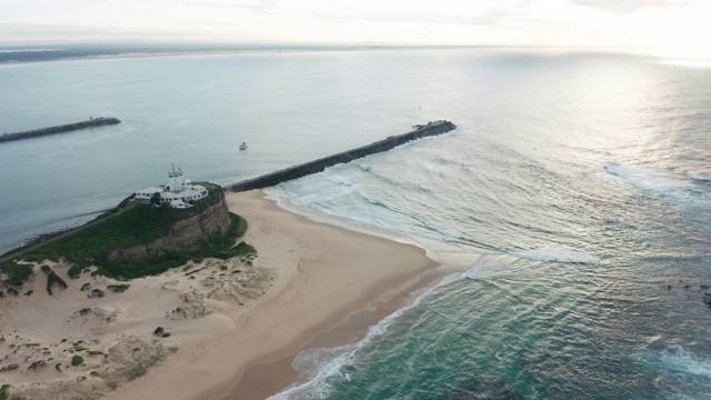 澳大利亚新南威尔士州纽卡斯尔港纽卡斯尔和诺比灯塔的航拍图视频素材