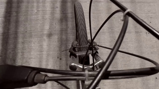 山地车在路上骑自行车视频素材