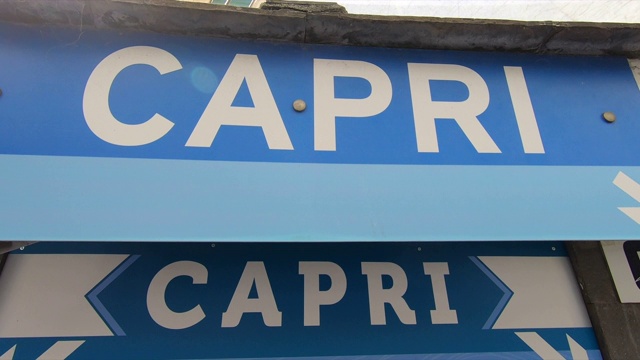 开往卡普里岛，意大利，欧洲，地中海的渡轮标志。——慢动作视频素材