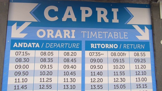 开往卡普里岛，意大利，欧洲，地中海的渡轮标志。——慢动作视频素材