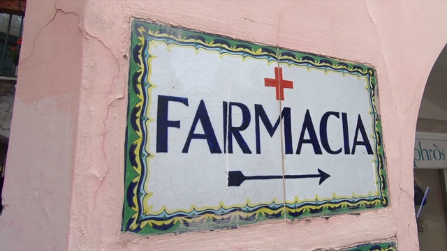 欧洲意大利卡普里岛的Farmacia药店标志。——慢动作视频素材