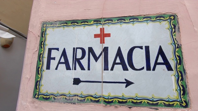 欧洲意大利卡普里岛的Farmacia药店标志。——慢动作视频素材