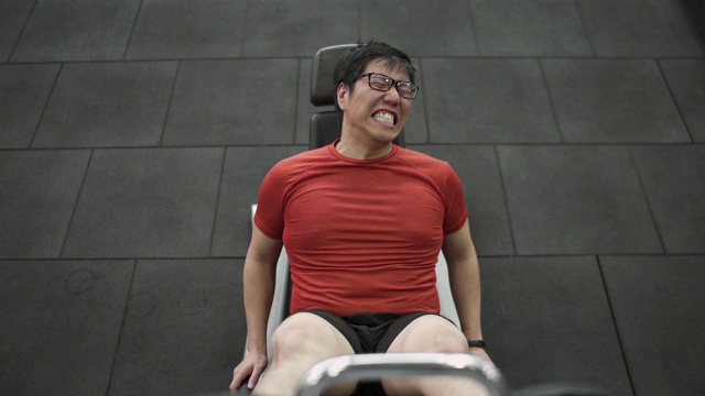 俯视图-亚洲大体型男子运动他的腿与极其痛苦的脸视频下载