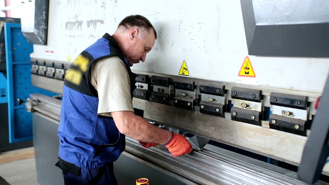 工人们用压力机加工金属钢坯。视频下载