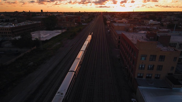 开往日落的通勤列车视频素材