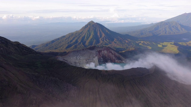 印尼爪哇伊真火山的日出视频素材