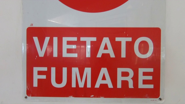 意大利卡普里岛禁止吸烟的标志:vietato fumare。——慢动作视频素材