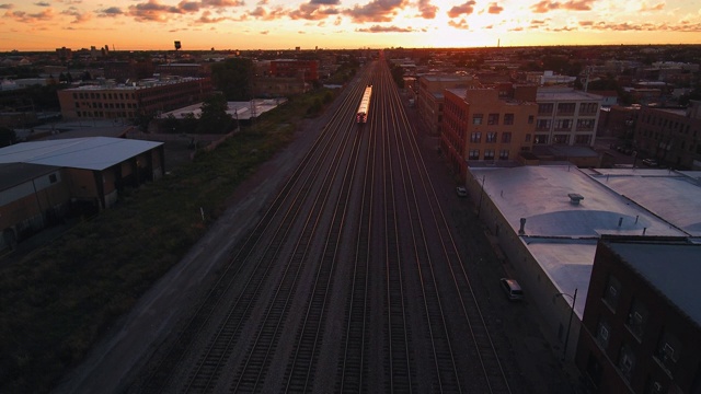 日落时分的通勤列车视频素材