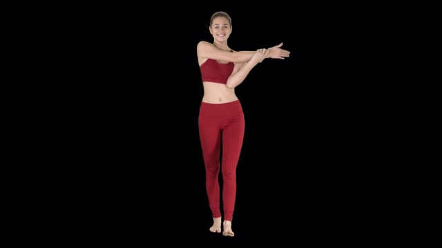 年轻女子伸展的手在瑜伽服，阿尔法频道视频素材