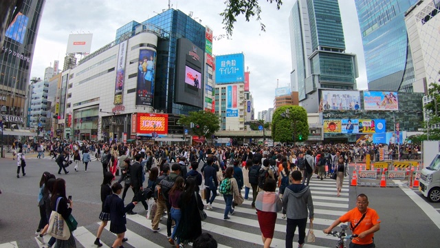 东京过马路的人群视频素材