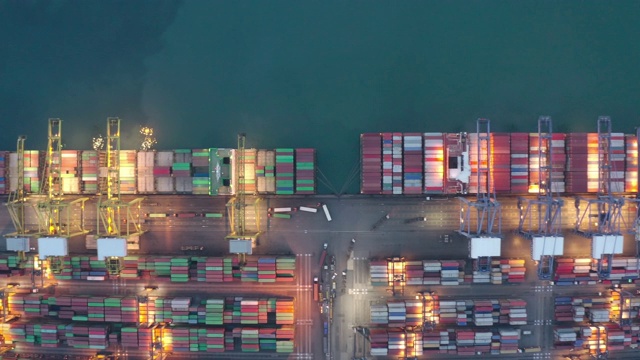 集装箱船夜间作业，远洋集装箱船经营国际进出口物流运输，鸟瞰图。视频素材