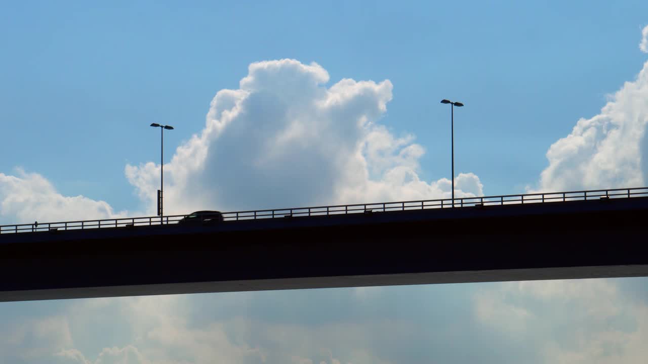 云与桥和卡车的剪影视频下载