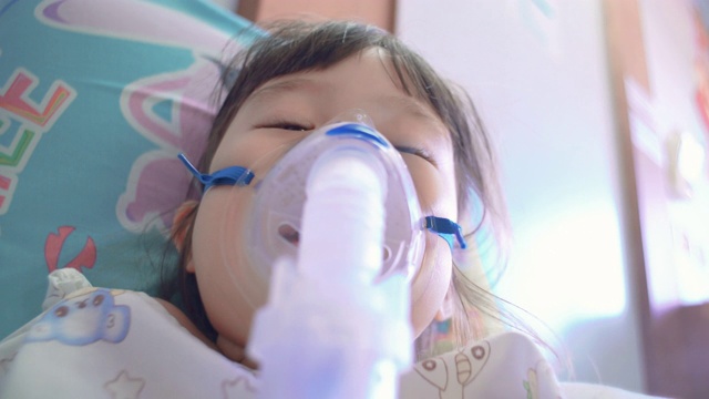 带喷雾器面罩的儿童女孩在医院视频素材