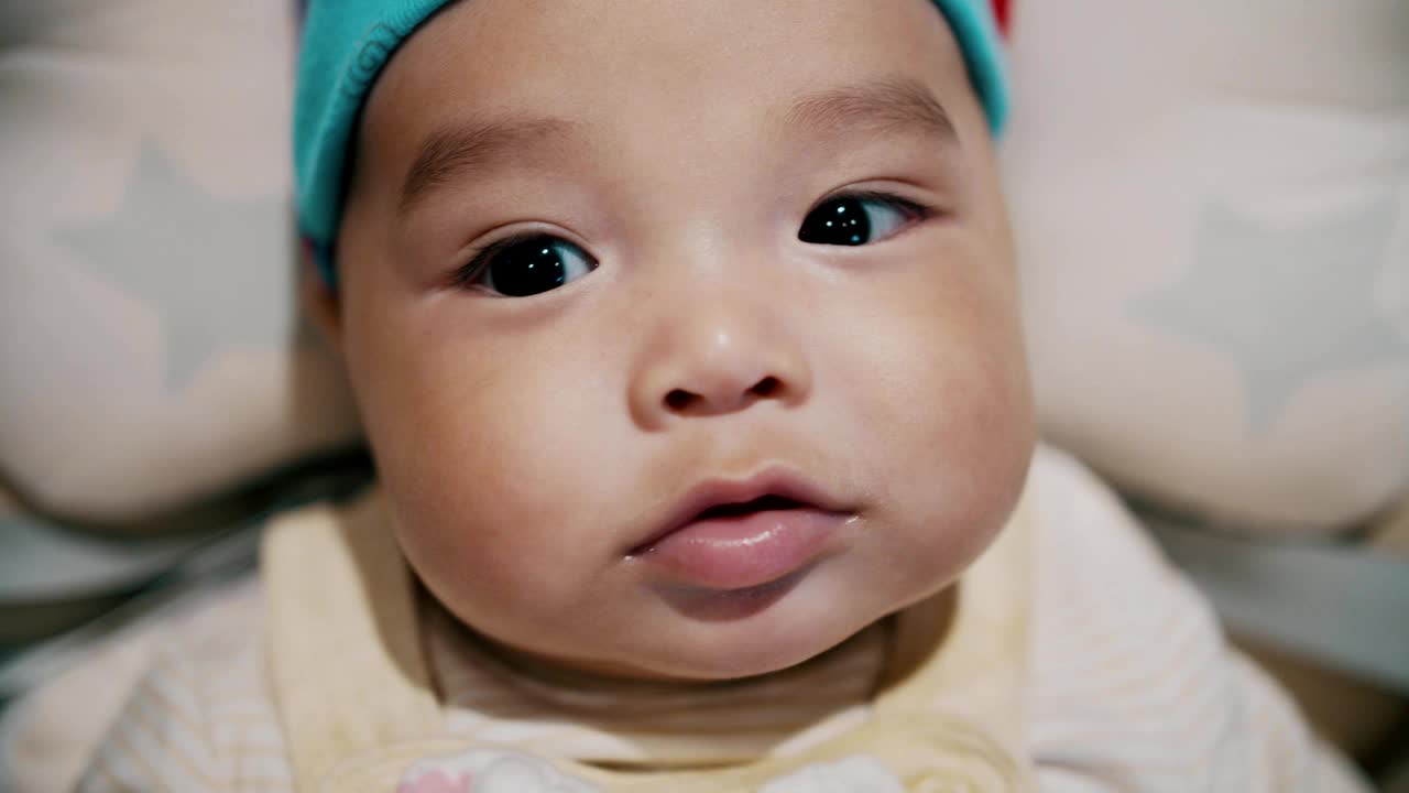 可爱的婴儿男孩的肖像(2-5个月)看着相机和微笑视频下载