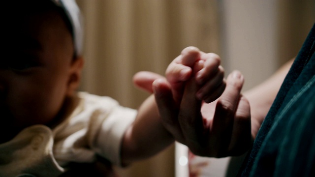 婴儿(2-5个月)紧握母亲的手指视频下载