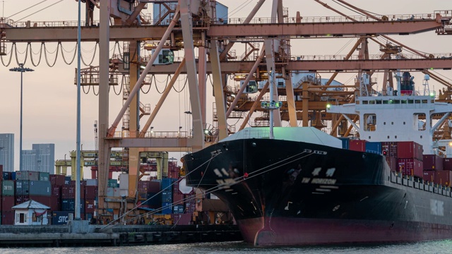 时间流逝:集装箱运输在进出口业务和物流在港口。视频下载