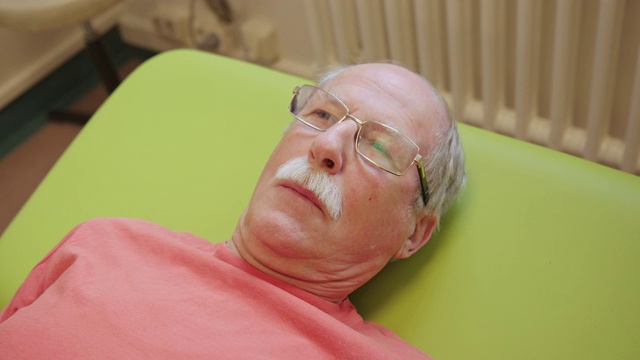 老年病人躺在床上的高角度视图视频下载