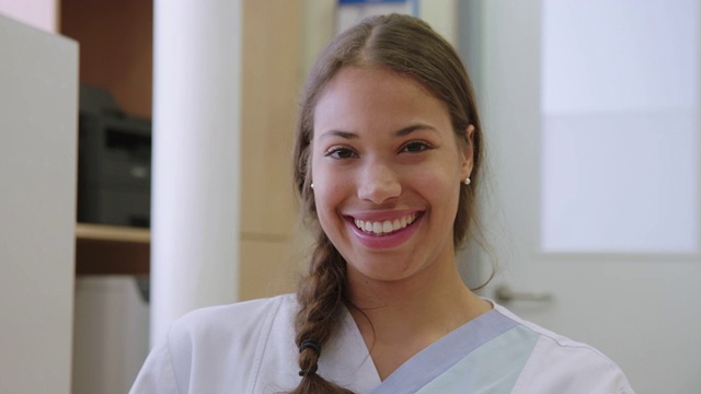 医院接待员微笑的肖像视频素材