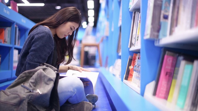 亚洲美丽的大学生在图书馆工作视频素材
