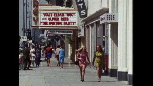 人们在洛杉矶街道上行走的序列;1972视频下载