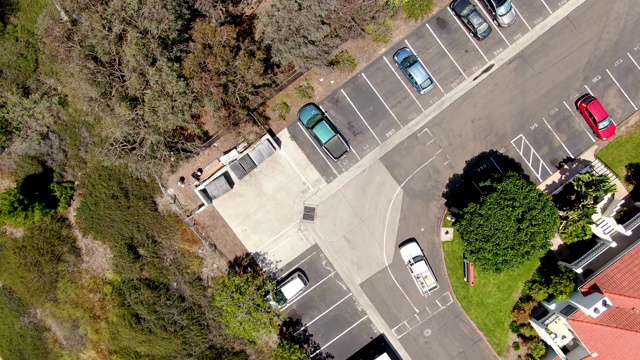 鸟瞰图的汽车驾驶在一个住宅停车场。视频下载