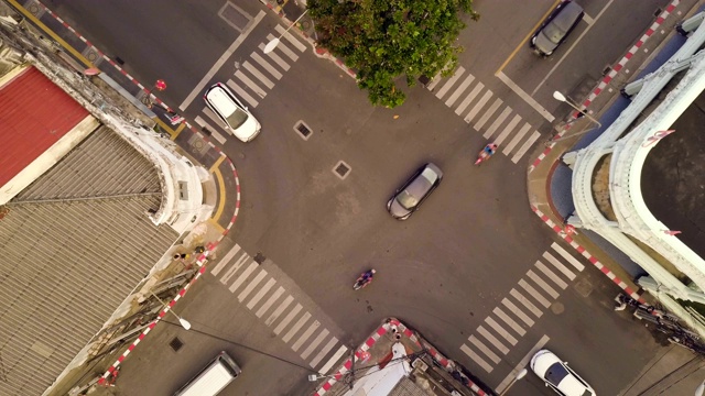 无人机拍摄普吉岛十字路口的车辆视频下载