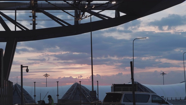素万那普机场前的日落视频素材