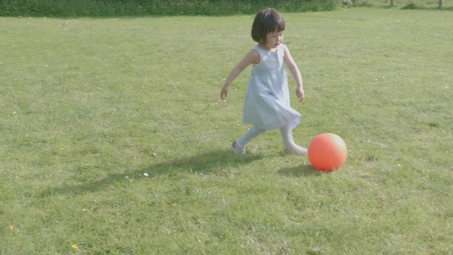 初学走路的小女孩在夏天乡下的家花园里玩耍视频购买