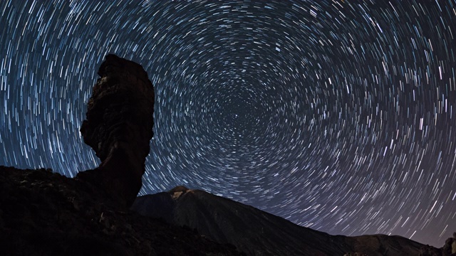 在Teide火山和Los Roques de Garcia岩石上移动的星迹的时间流逝，Teide国家公园，特内里费，加那利群岛，西班牙。视频下载