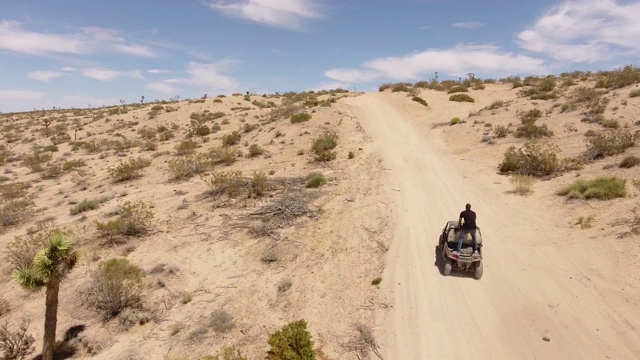 在莫哈韦沙漠驾驶4x4视频素材