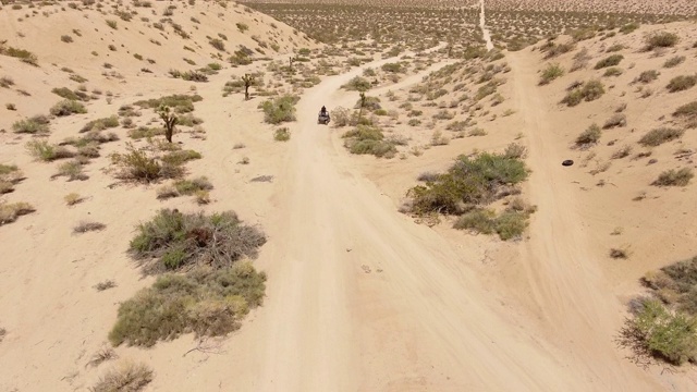 沙漠中骑四轮车的人视频素材