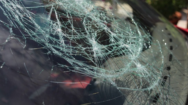 破碎的挡风玻璃道路事故视频下载