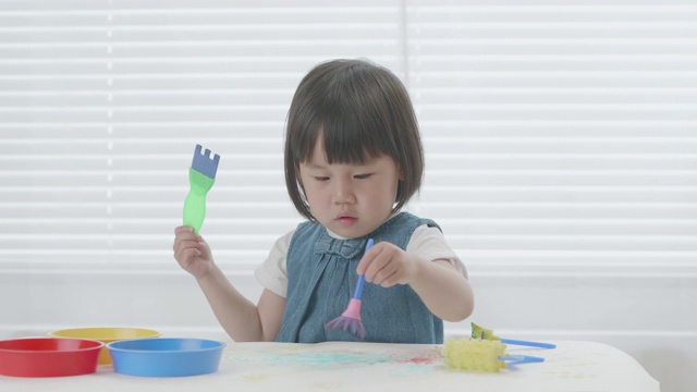 小女孩在家里的白纸上画画视频素材