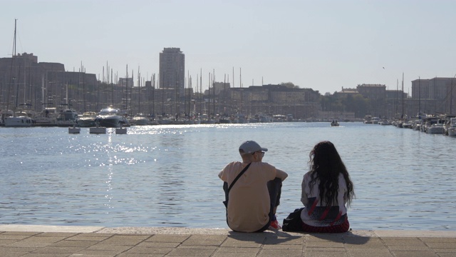 一个男人和一个女人在港口附近聊天视频素材