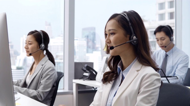 呼叫中心办公室的亚洲女性客户服务接线员和团队视频素材