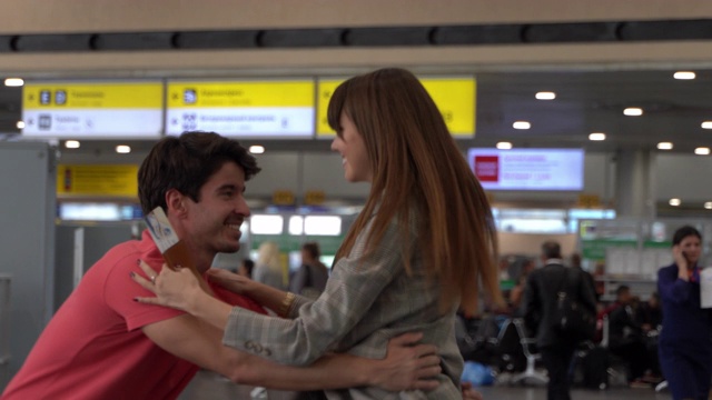 英俊的男人在机场接他的伴侣时，他们非常兴奋和幸福的拥抱视频下载