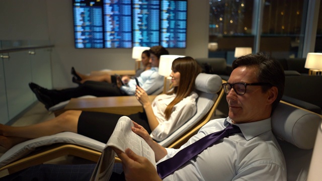 商务人士在机场贵宾休息室休息视频下载