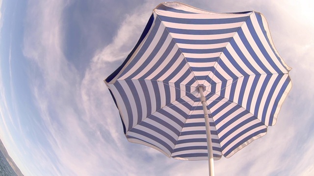 克罗地亚海滩上的复古风雨伞。鱼眼视图。视频下载