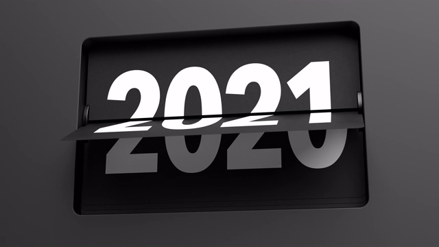 2020 - 2021。从2020年到2021年，翻转时钟缓慢转动视频素材