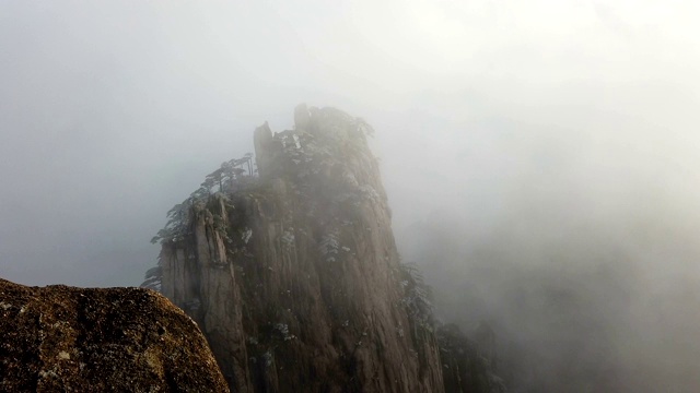 雾在山顶黄山或黄山与霜松，黄山，中国视频素材